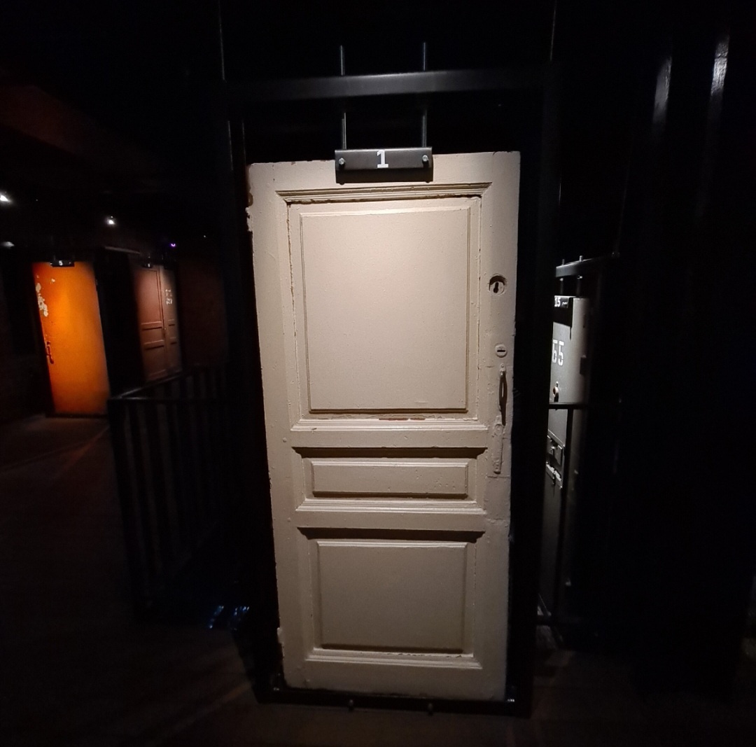 Дверь жилого дома журнально-газетного объединения (ЖУРГАЗа) в Москве (первая половина XX века, ГМИГ ФЭОМ-20). В середине 1930-х годов поэт Михаил Кольцов и его жена, немецкая писательница Мария Остен, привезли в дом (1-й Самотечный переулок) 10-летнего мальчика Губерта Лосте, сына немецкого коммуниста. О счастливой жизни маленького беженца в СССР Мария Остен написала пропагандистскую книгу "Губерт в стране чудес". Через пару лет они переехали в Дом на набережной, где Кольцова арестовали в 1938 году. И он, и Остен были расстреляны. Губерт Лосте пережил детдом, ссылку и лагерь и умер в Советском Союзе в 36 лет.