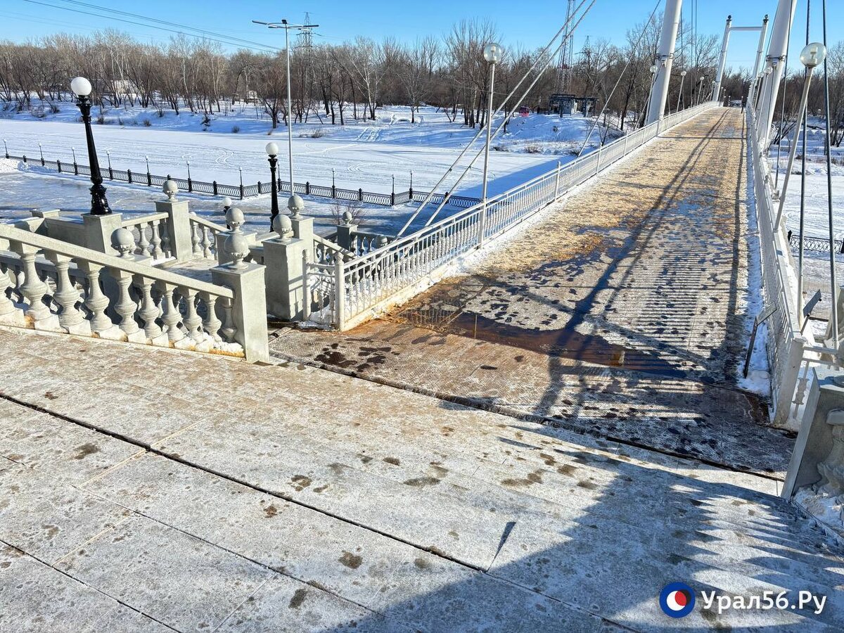    Плитка отваливается, мост ржавеет: Как набережная Урала в Оренбурге пережила зиму?