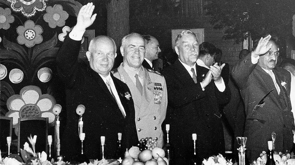 Австрия. 1955 год. Хрущёв, Жуков, Булганин, Микоян.  Банкет. Отмечают сдачу СССР. Вскоре власовцы, бандеровцы выйдут на свободу с полными правами граждан: с правом вступать в комсомол, в партию, на госслужбу...процесс пошел. А пока отмечают...