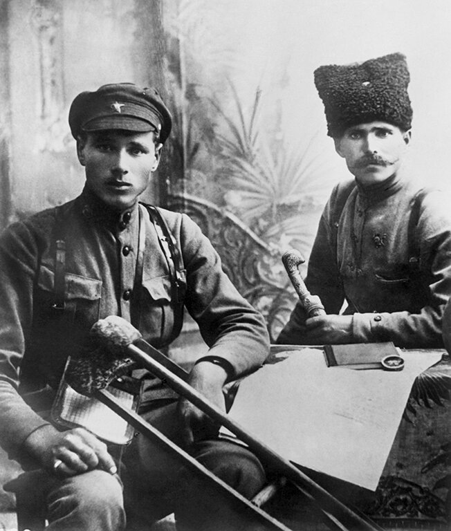 Командир 25  дивизии Василий Чапаев (справа) и Иван Бубенец,1919 год. фото из rg.ru