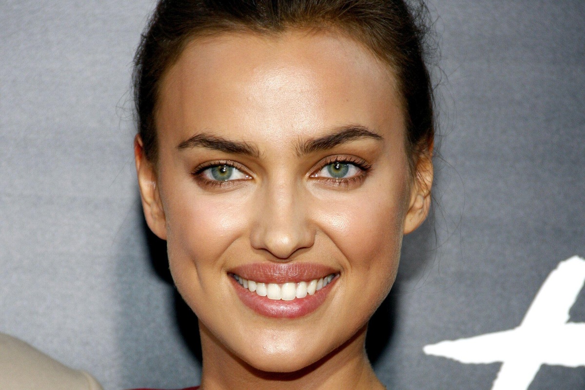     Прилетевшая на фестиваль в Сан-Ремо Ирина Шейк показала откровенное фото из лифта