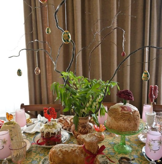 Пасхальный стол как произведение искусства: вдохновение от коллекционера ёлочных игрушек