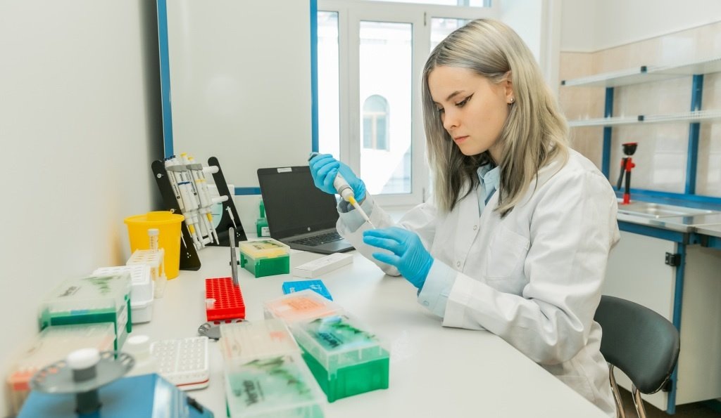    Анна Хозяинова, младший научный сотрудник лаборатории биологии опухолевой прогрессии НИИ онкологии Томского НИМЦ.