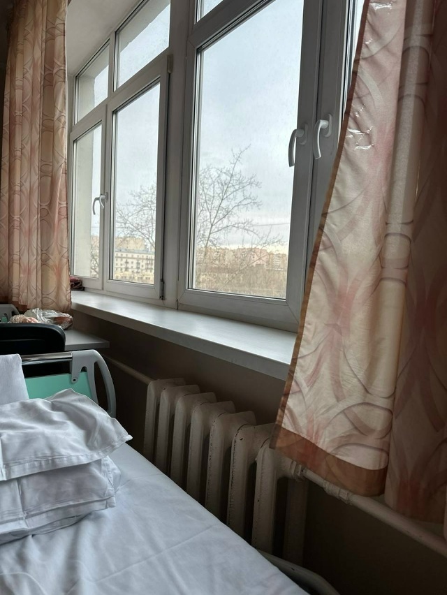 Отбила кровать у окошка, плата на 6 человек.
В общем-то, все комфортно и адекватно. Все процессы проходят быстро, никого не держат.