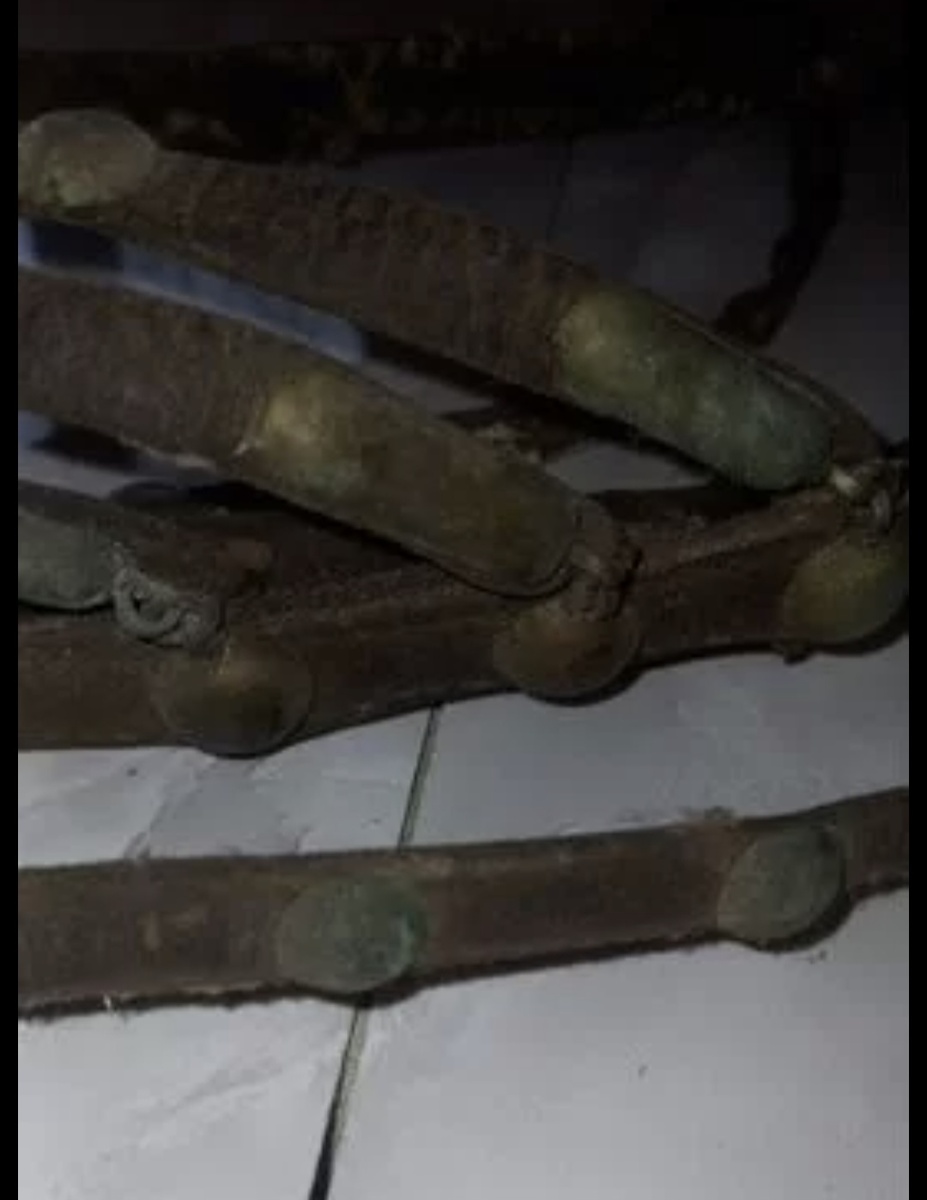 Медные позеленевшие от времени блчшки