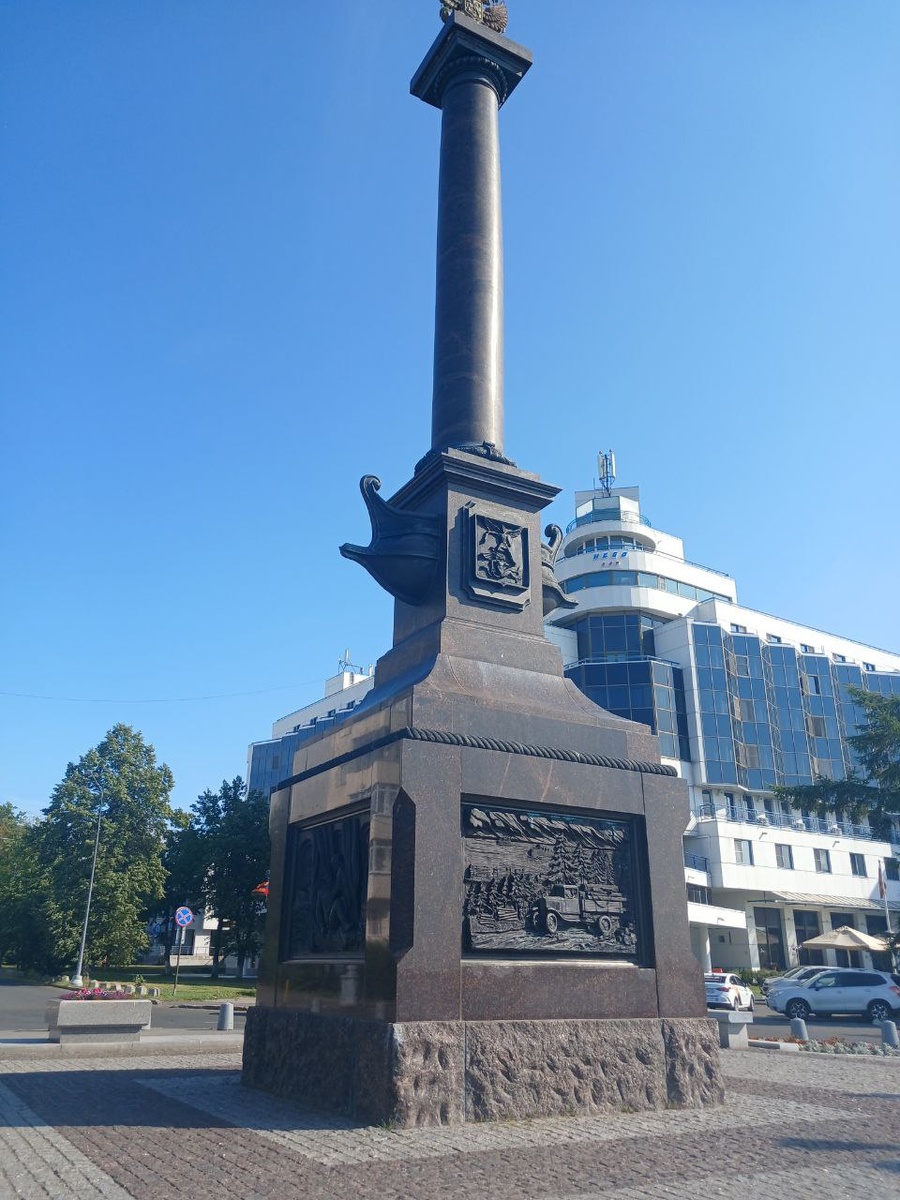 Стелла "Архангельск - Город Воийнской Славы" и отель "Пур-Наволок"