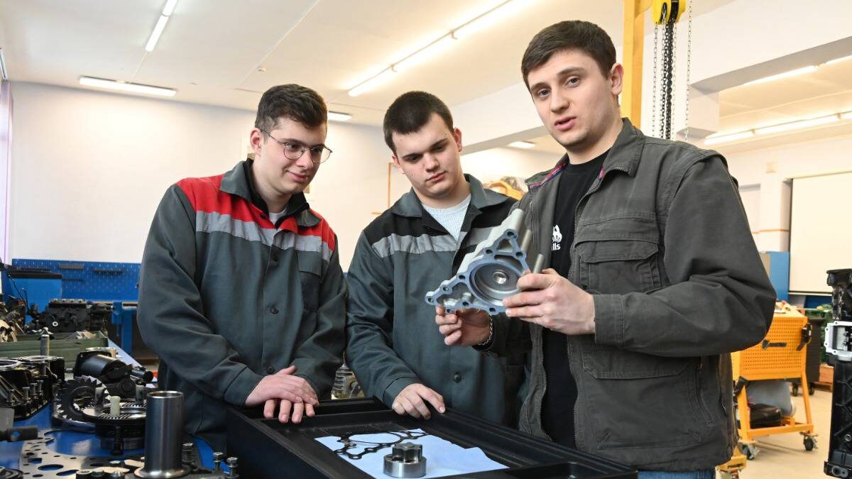    Учащиеся-слесари Тимур Родионов и Роман Омельченко с мастером производственного обучения Николаем Дончаком / Фото: Мария Хапцова / Вечерняя Москва