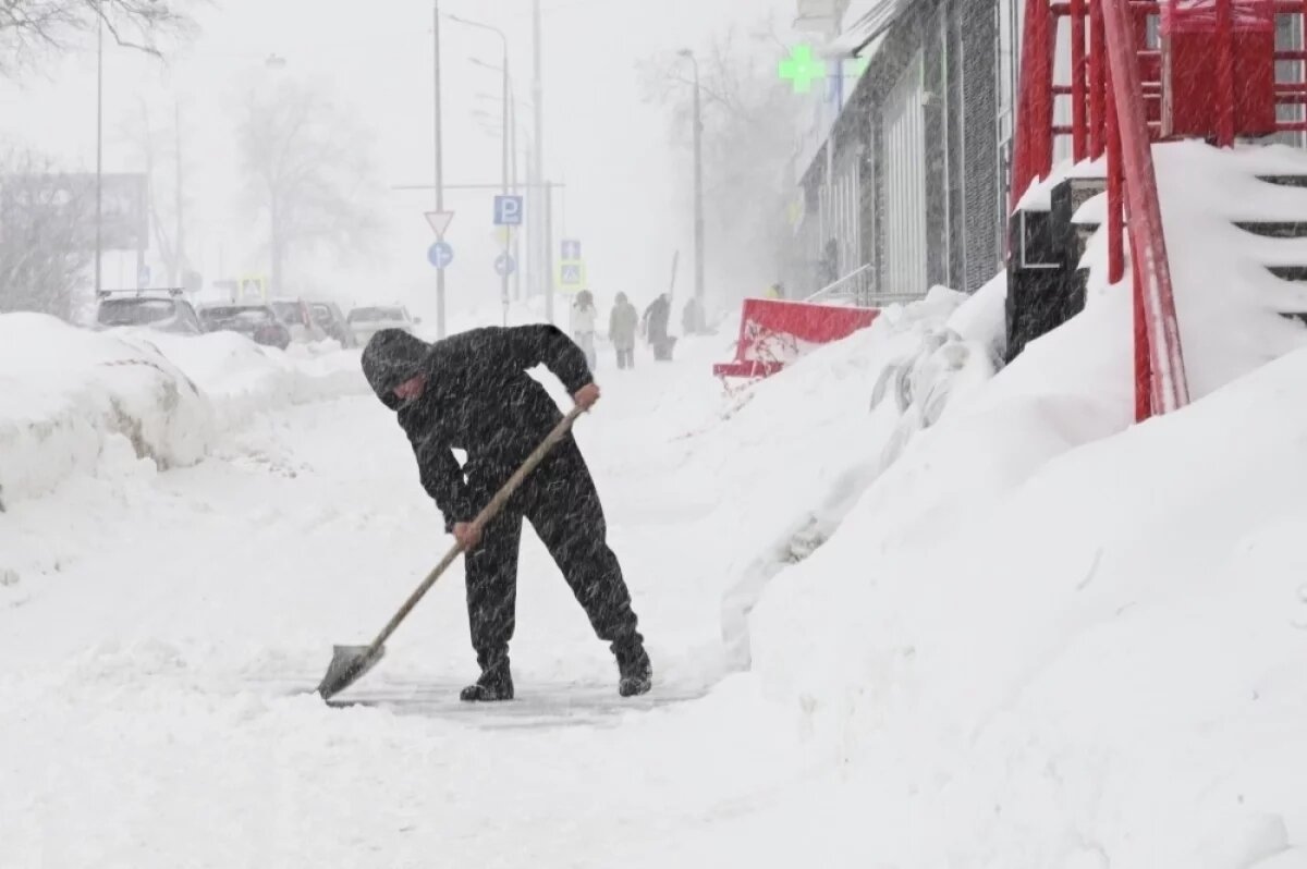    Самые высокие сугробы за всю историю наблюдений в Москве фиксируют уже второй день подряд.