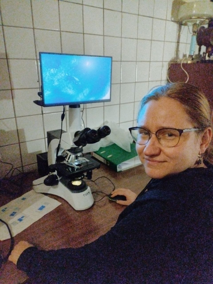 Надежда Александровна за микроскопом.