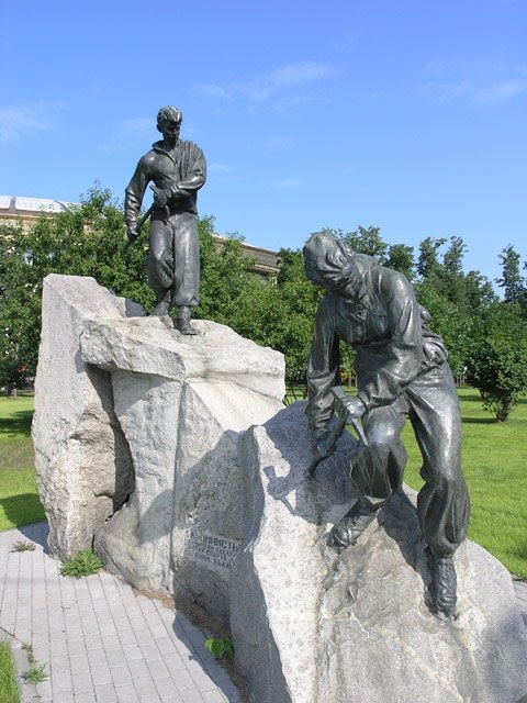 памятник альпинистам-Лужники