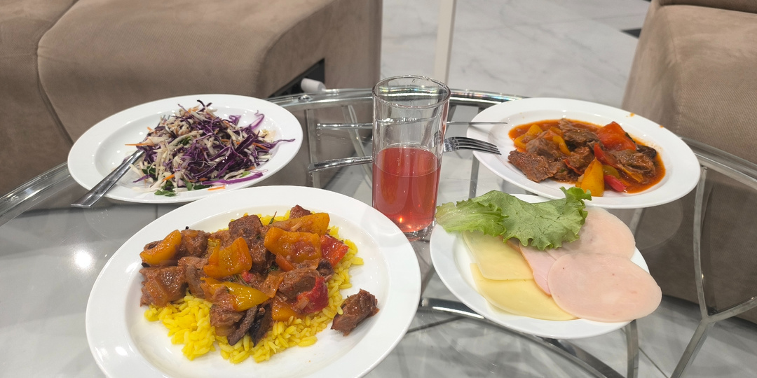 Бизнес-зал в аэропорту в Минводах. Приятно удивил 😃 Чем кормят и поят