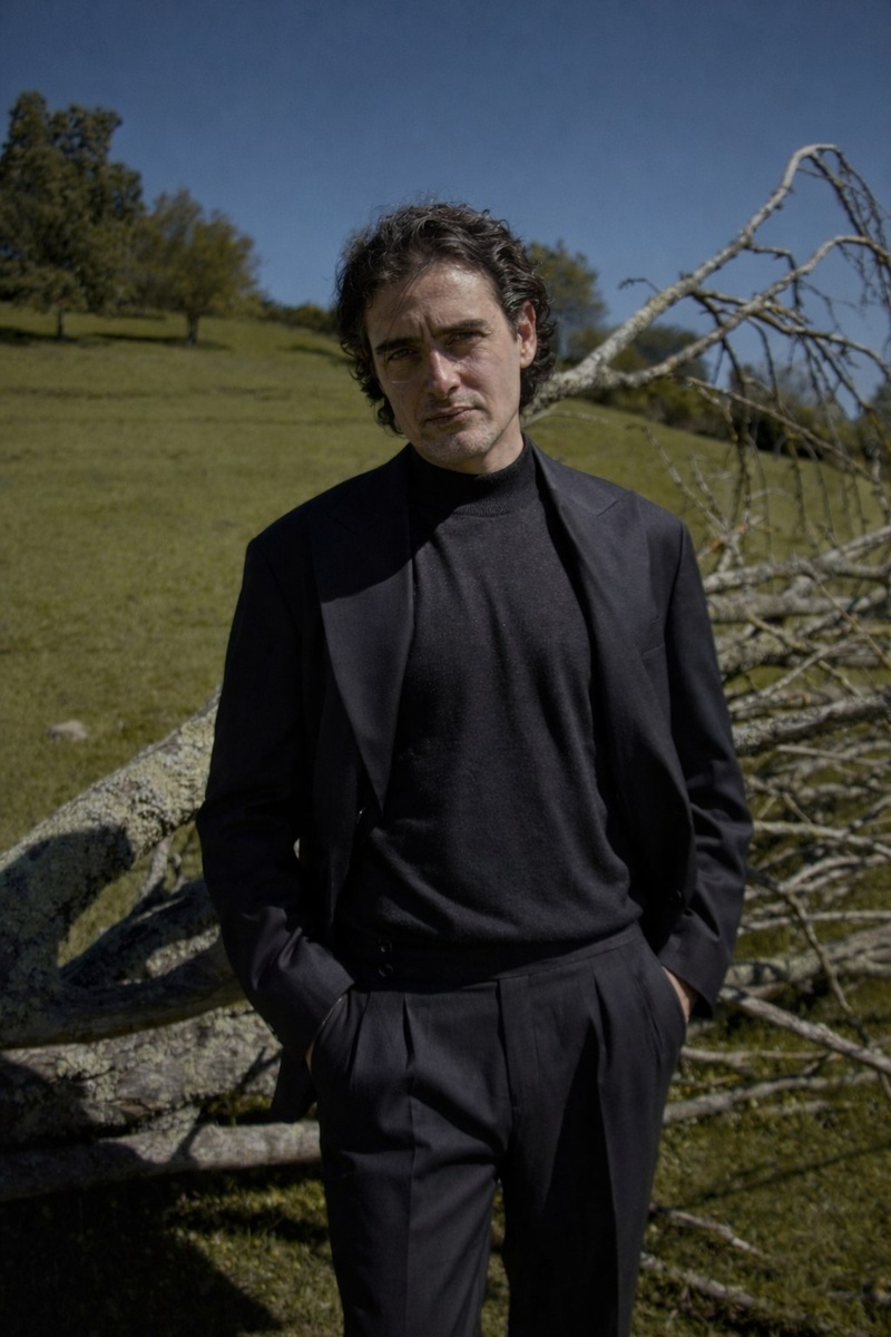 Брюки с защипами выглядят стильно и необычно, напоминая всеми забытую элегантную классику 50-х годов