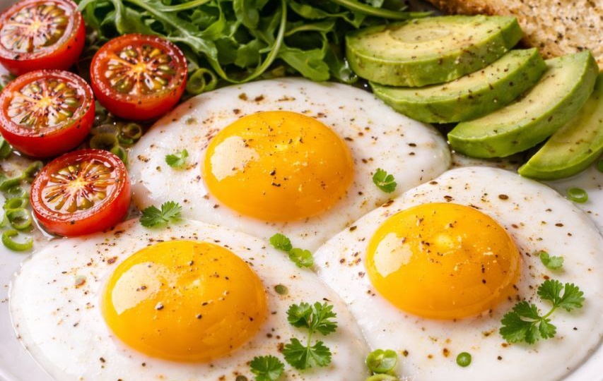 Вы всю жизнь неправильно жарили яичницу-глазунью. Вот 7 ошибок, которые всё портят