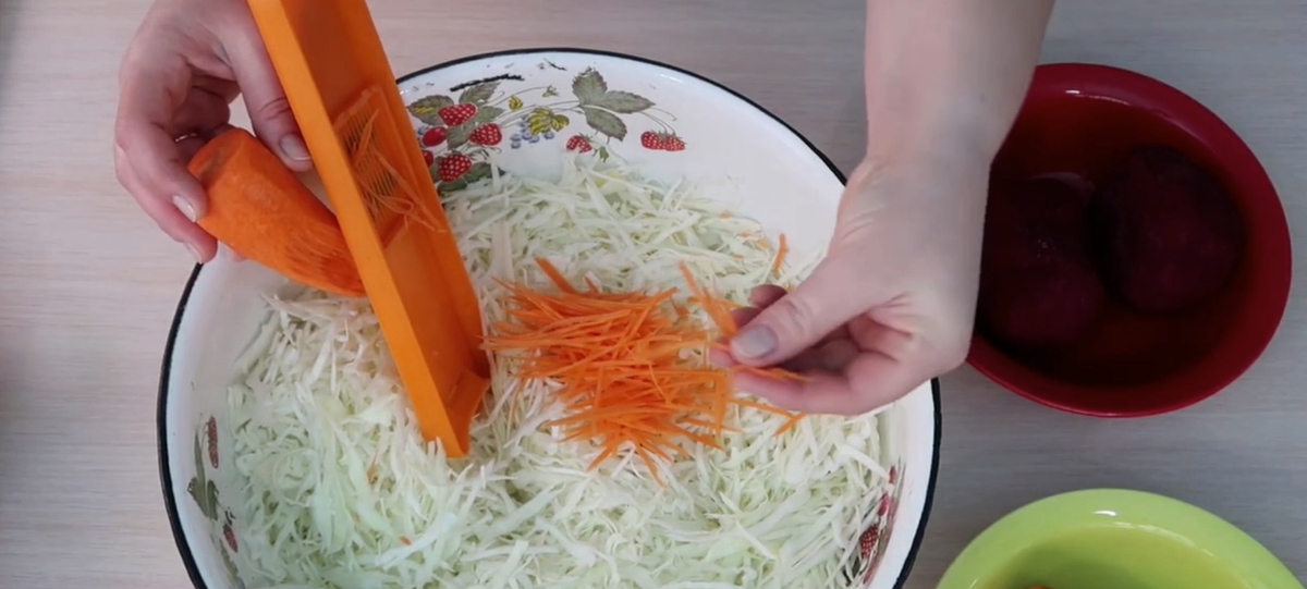 Морковь натираем на терке для корейской морковки