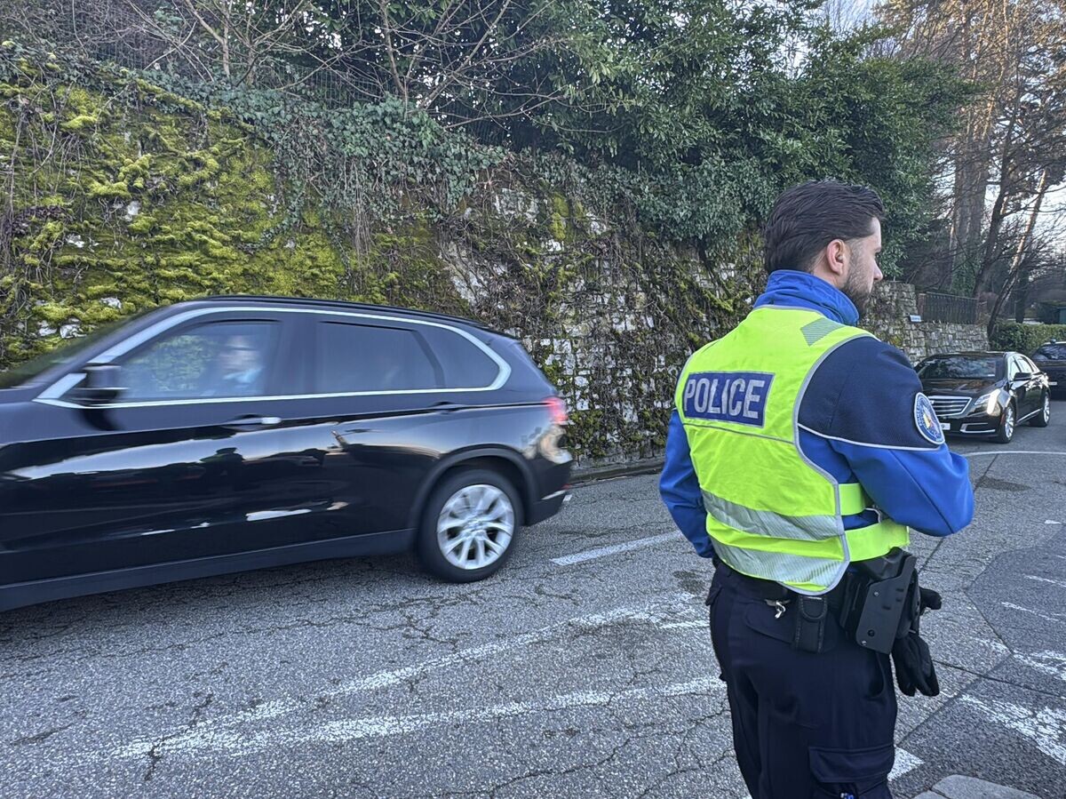    Полицейский у резиденции посольства Омана в Женеве перед началом переговоров делегаций США и Ирана | © Anadolu