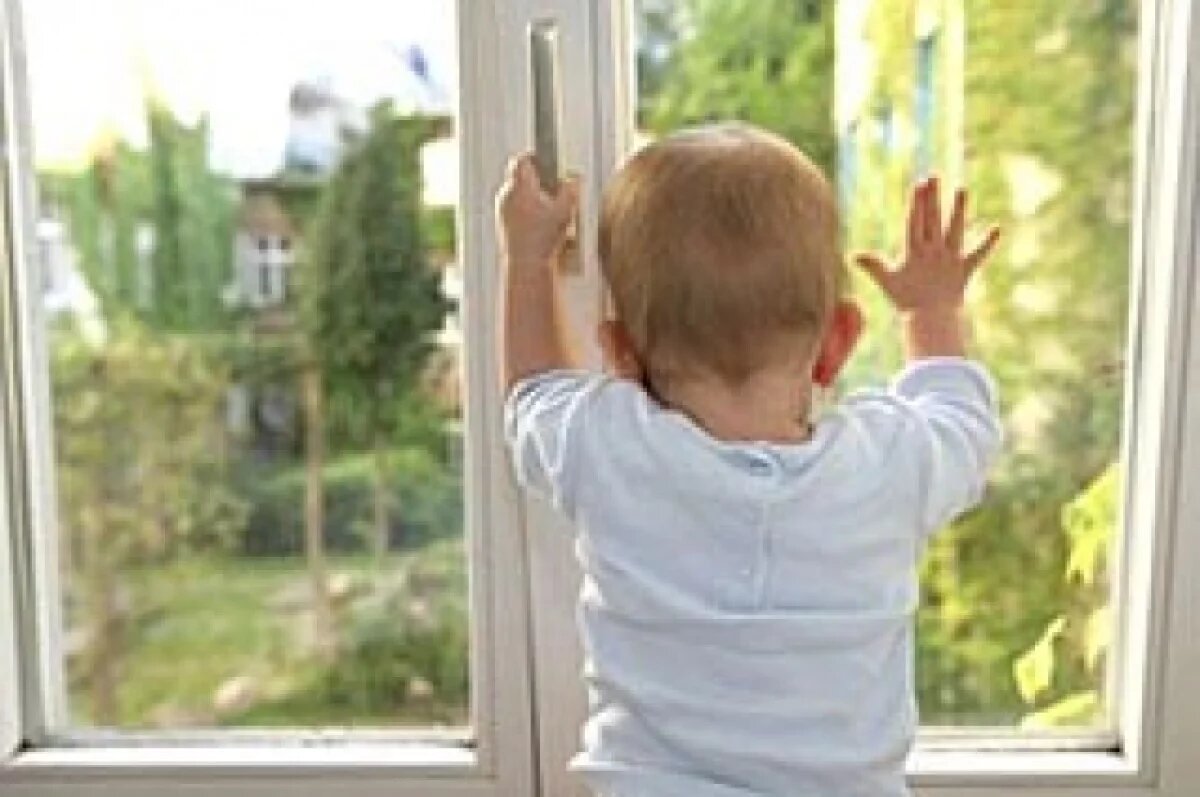    В Петербурге спасли еще одного ребенка, выпавшего из окна 10-го этажа