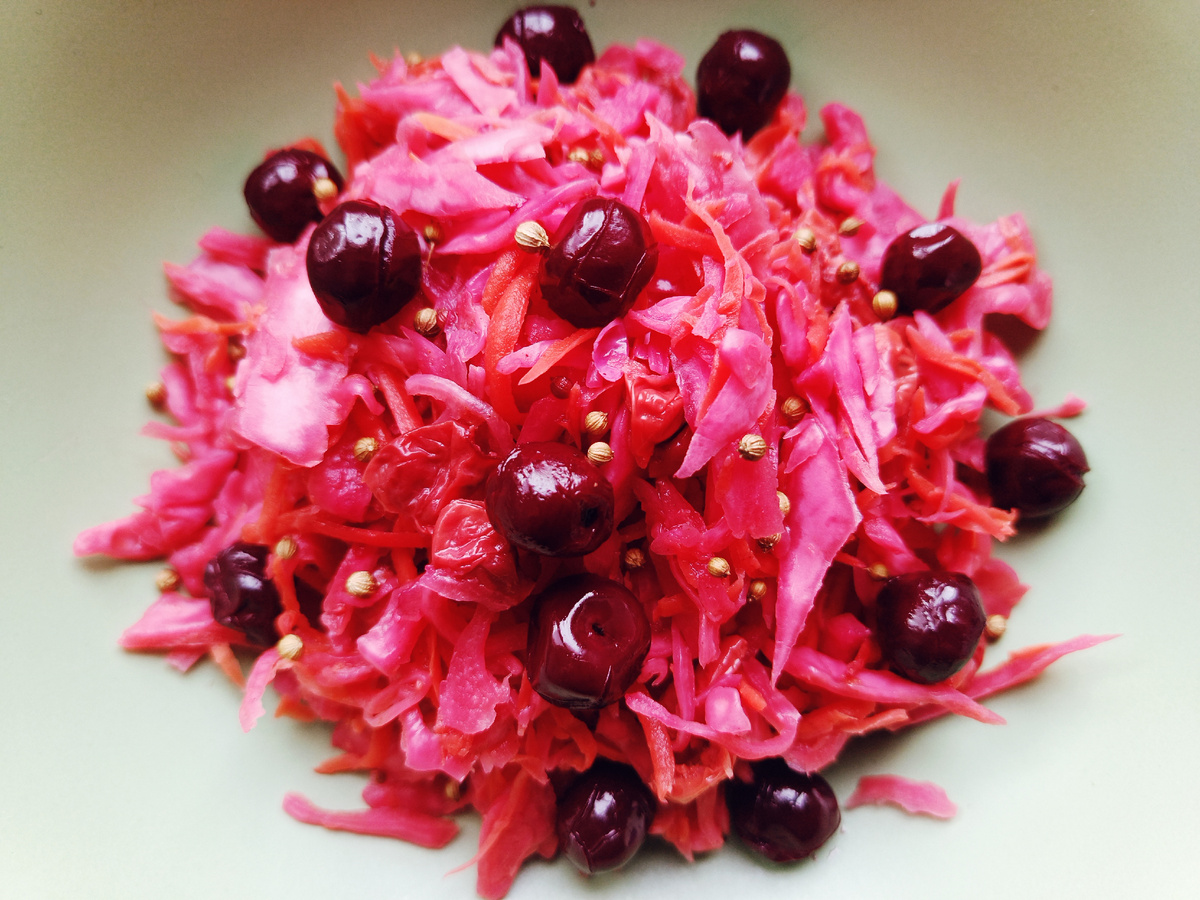 Квашеная капуста с вишней