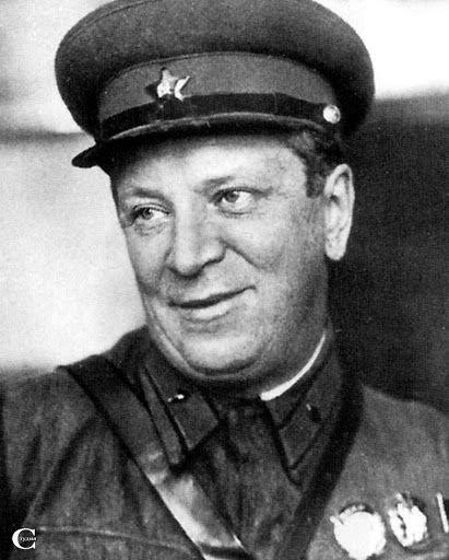 Поэт-песенник Лебедев-Кумач.