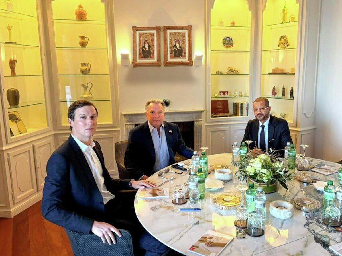    Министр иностранных дел Омана Бадр Аль-Бусаиди проводит встречу со Стивом Уиткоффом и Джаредом Кушнером в рамках ирано-американских переговоров в Женеве | © AP Photo / Foreign Ministry of Oman