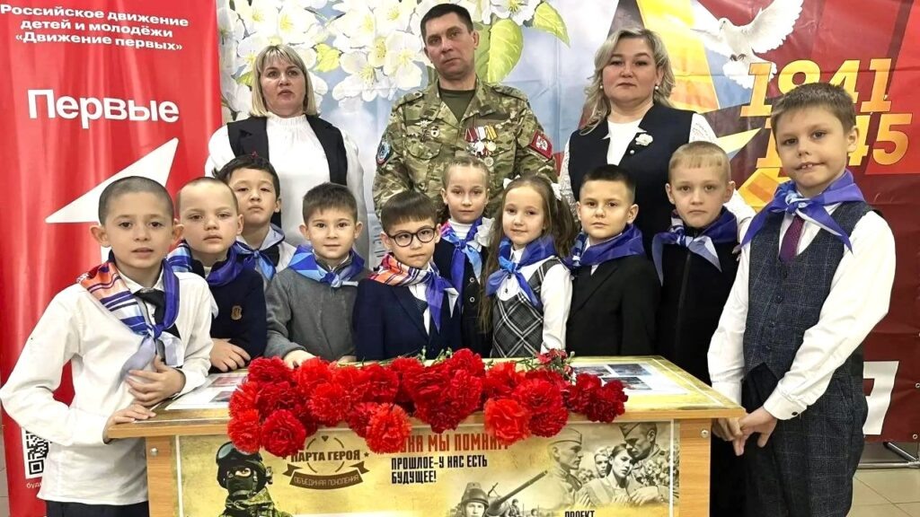     Парта Героя в Новониколаевской школе. Фото: Новониколаевская школа имени В.С. Иванченко.