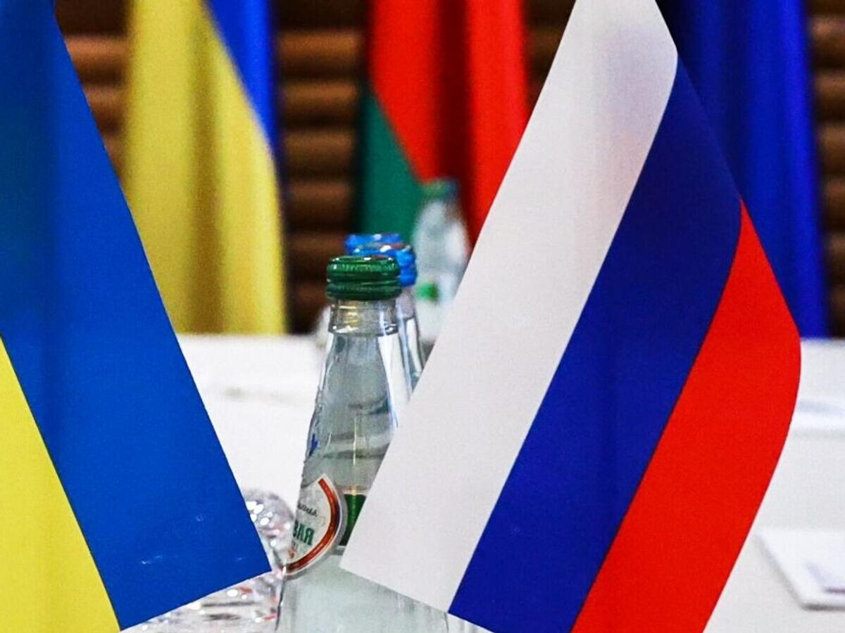    Флажки на столе, за которым проходили российско-украинские переговоры | © БелТА