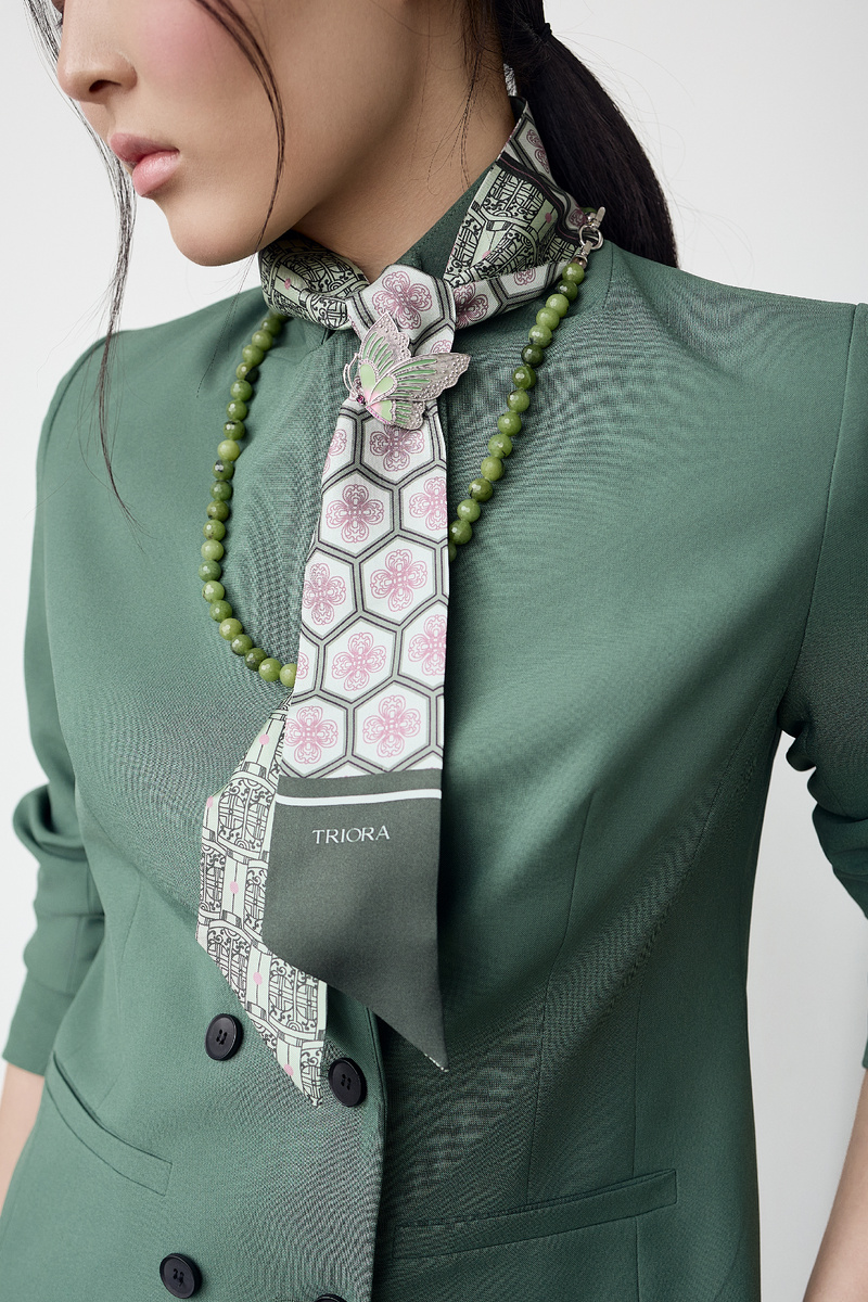 Бренд TRIORA, коллекция Китай: колье из натурального нефрита, дизайнерская брошь и шелковый шарфик Твилли