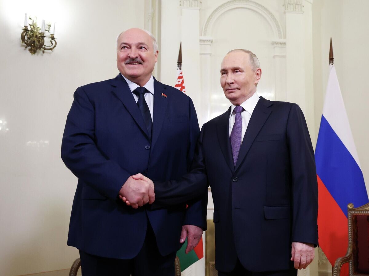    Президент РФ Владимир Путин и президент Белоруссии Александр Лукашенко во время встречи на полях саммита Высшего Евразийского экономического совета в Санкт-Петербурге | © РИА Новости / POOL