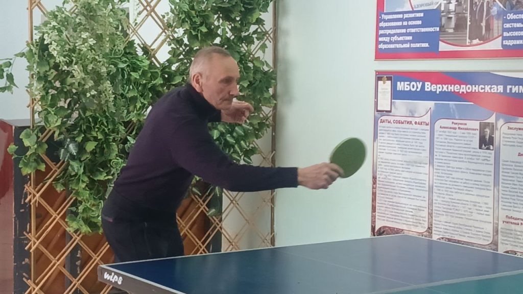   Николай Викторович с легкостью обыгрывает подростков в настольный теннис. Инна Березова
