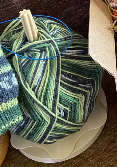 Вращающийся держатель пряжи