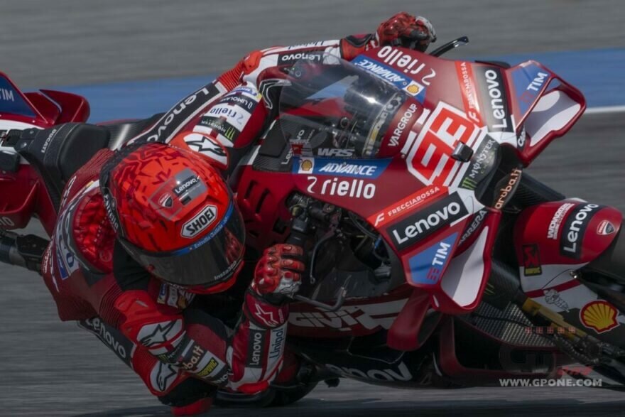   📷
MotoGP во второй раз стартует на Бурираме; Гран-При Таиланда проводится с 2018 года.Ducati — марка, выигравшая больше всего изданий этапа (3), у Honda — 2, у KTM — 1. Среди пилотов, которые всё ещё выступают в MotoGP, Марк Маркес побеждал здесь трижды, Пекко Баньяйя и Хорхе Мартин — по разу. В спринте по одной победе у Маркеса, Мартина и Энеа Бастианини.В этот уик-энд могут быть установлены новые рекорды.100 — если Марк Маркес выиграет Гран-При Таиланда, это станет его сотой победой во всех классах. Он станет третьим пилотом, достигшим этой отметки, после Джакомо Агостини (122) и Валентино Росси (115).89 — Ducati финишировала на подиуме как минимум в 88 гонках MotoGP подряд и может продлить рекорд MotoGP до 89.6 — если поул-позицию завоюет пилот, не являющийся Марком Маркесом, Фабио Квартараро, Марко Беццекки, Мартином и Баньяйей, то он станет шестым разным пилотом, взявшим поул в семи Гран-При, проведённых на Бурираме.6 — на стартовой решётке есть шесть пилотов, которые могут одержать свою первую победу в MotoGP в этот уик-энд: Педро Акоста, Лука Марини, Аи Огура, дебютанты Диогу Морейра и Топрак Разгатлиоглу, а также заменяющий пилот Микеле Пирро.3 — после побед в двух последних Гран-При 2025 года Беццекки будет стремиться впервые одержать три победы подряд в Гран-При. Это также будет первый случай, когда Aprilia выиграет три гонки MotoGP подряд.3 — Беццекки также нацелен впервые взять третью поул-позицию подряд. Две подряд он завоевал в 2023 году (Гран-При Нидерландов/Гран-При Великобритании).1 — пилоты Aprilia и Yamaha могут принести своим производителям первую победу в королевском классе на Бурираме.