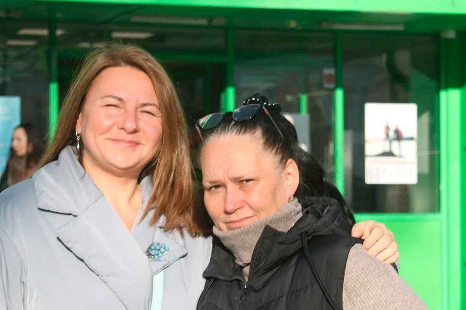    Татьяна Черноцкая (справа) с уполномоченной по работе с соотечественниками при губернаторе Псковской области Еленой Полонской. Дмитрий БАБИЧ