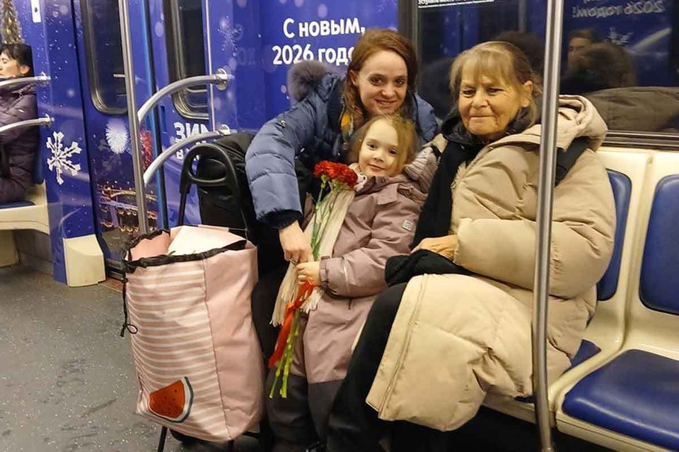    Джессика, Рейвен и Джоан Джонс в московском метро. Дмитрий БАБИЧ