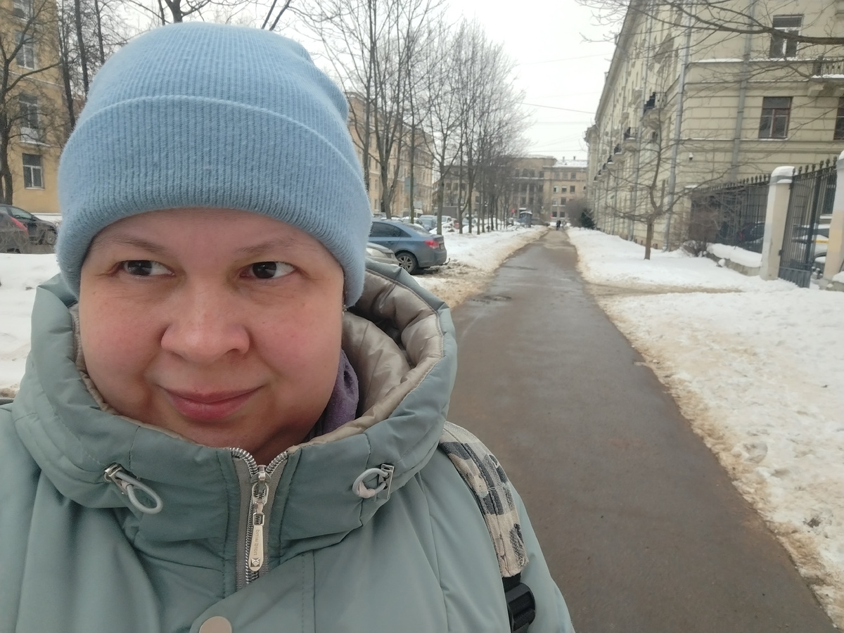 Ну совершенно не убранная от снега улица за спиной... (сарказм)