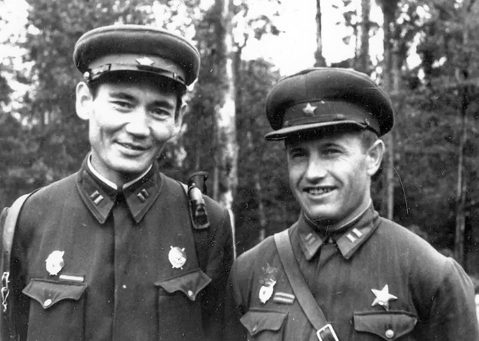 Бауыржан Момышулы с однополчанином