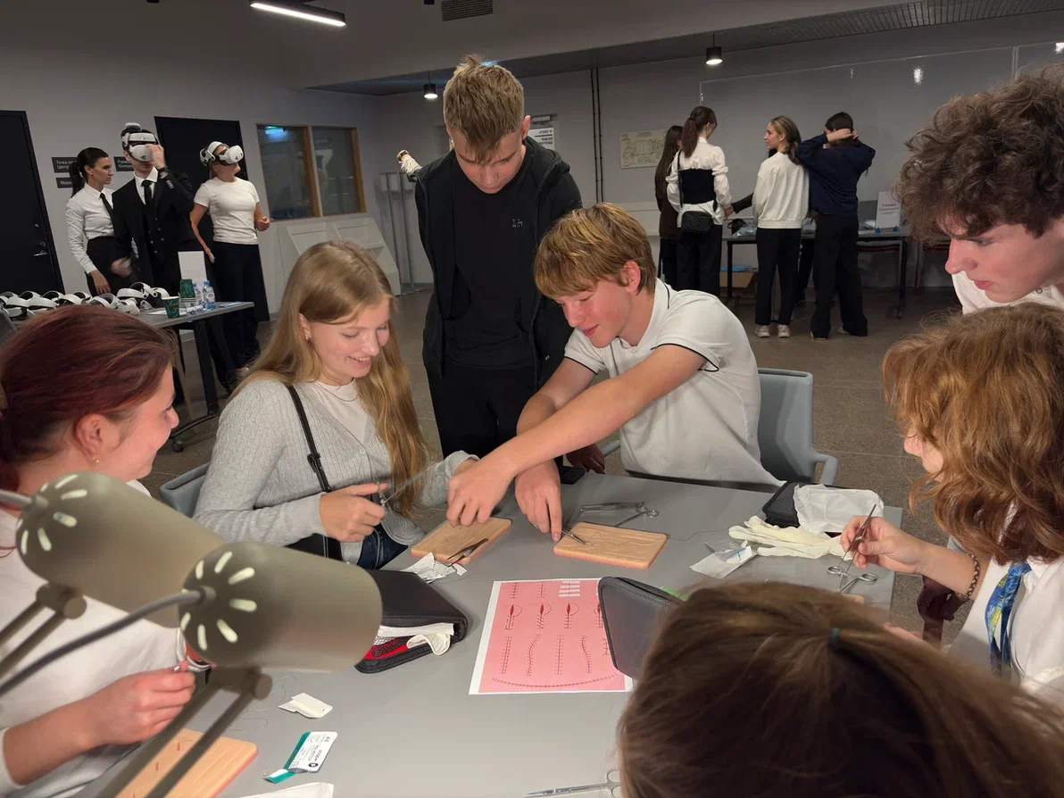 Наложение хирургического шва