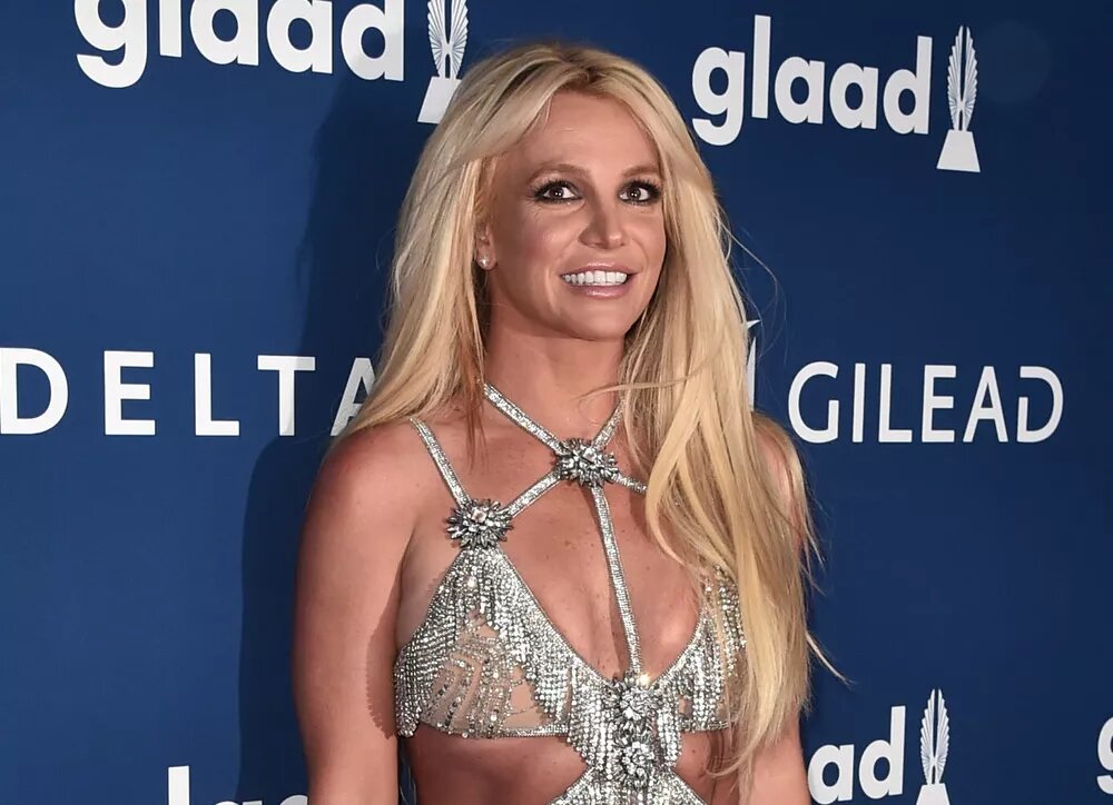    Бритни Спирс попала в неловкое положение на новом танцевальном видео