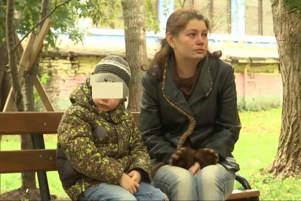 Женщина рассказала свою историю на ТВ. Фото: скриншот Первый канал