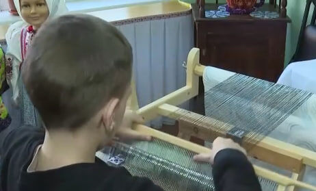     В Ачинском округе ткачеству обучает лучшая мастерица в крае