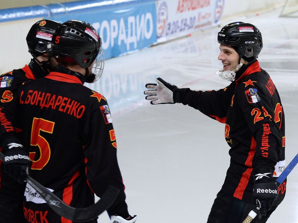    Хоккеисты "СКА-Нефтяника" радуются забитому мячу | © РИА Новости / Игорь Онучин