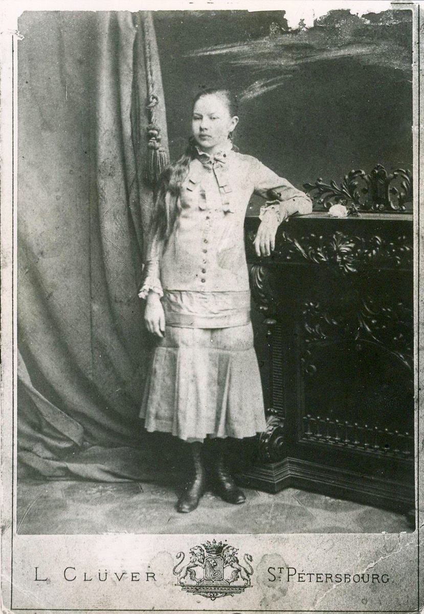 Фотография. Н. К. Крупская в возрасте 12 лет. Клювер Л. 1881 г.