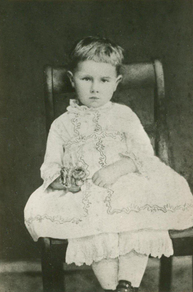 Н. К. Крупская в пятилетнем возрасте. Фотографическое ателье «Zaklad fotograficzky Feliksa Debickiegc». Российская империя, Варшава. 1874 г.