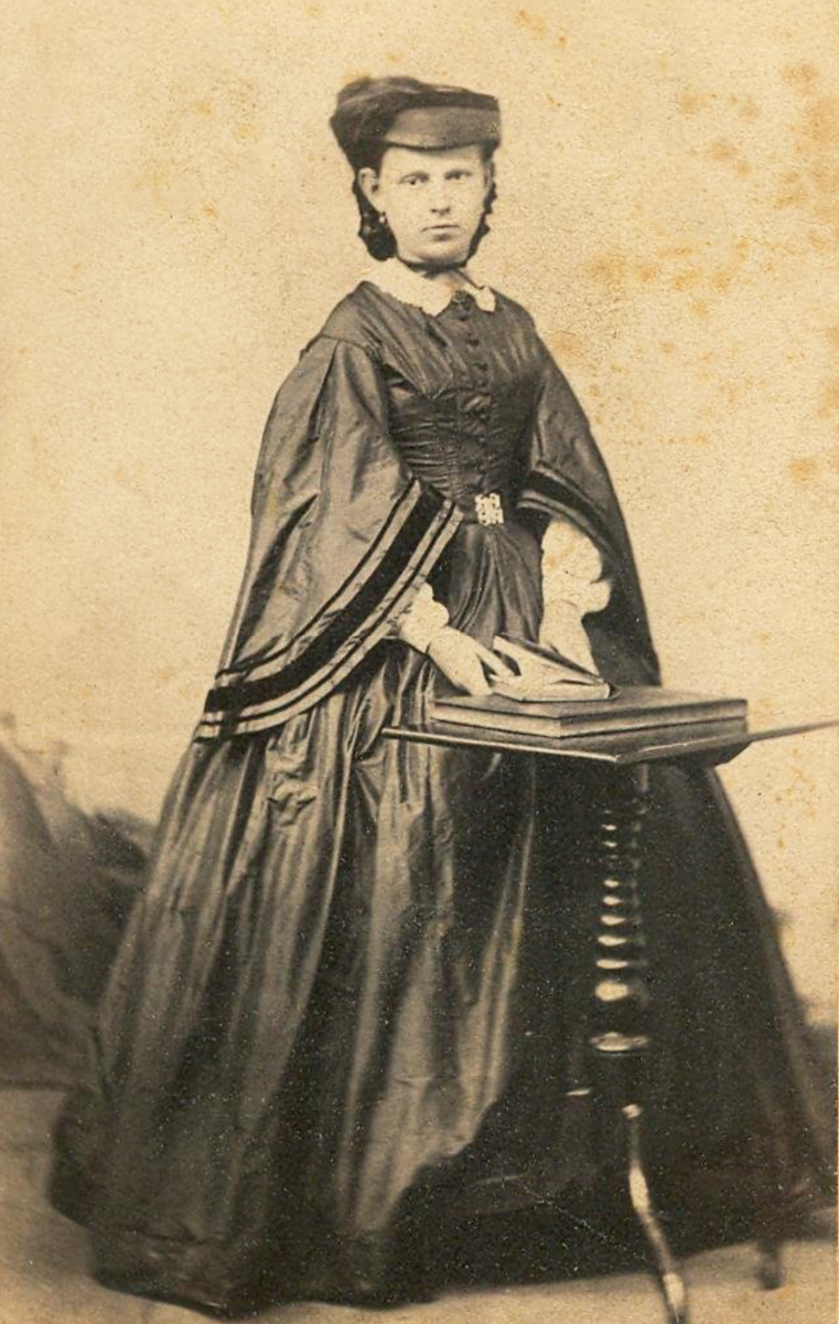Фотография. Елизавета Васильевна Тистрова — мать Н. К. Крупской. Фотографическое ателье «Фотография художника Лушева». Вторая половина XIX в.