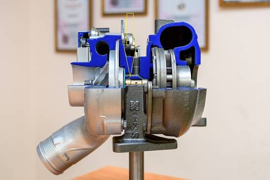 Стрелка указывает на масляный канал турбокомпрессора.