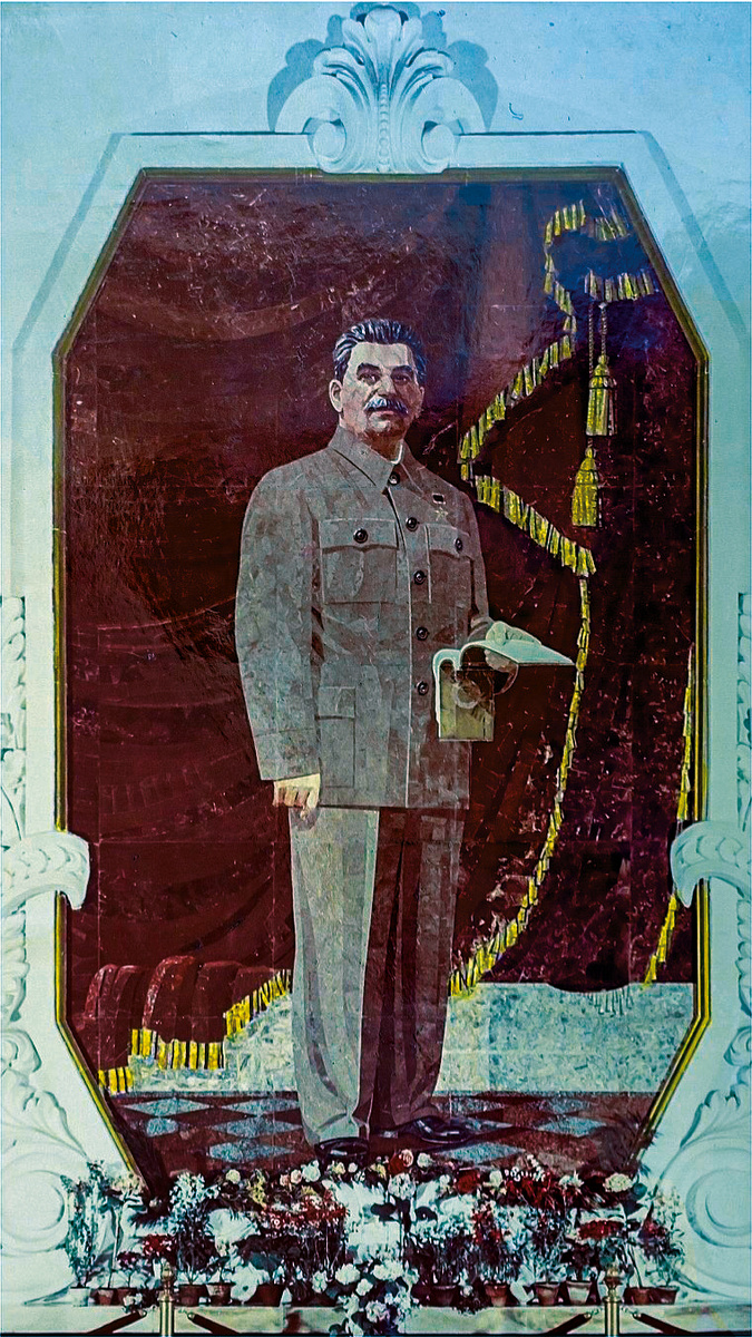 Панно с портретом Иосифа Сталина на станции метро «Арбатская». Фото: pastvu