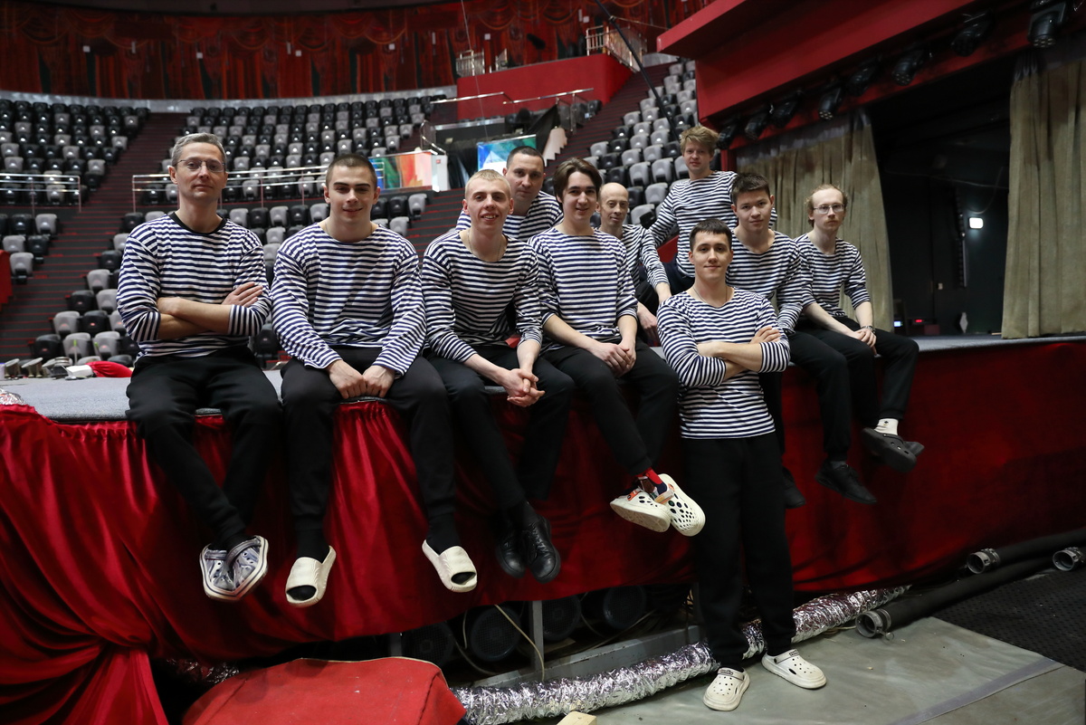 Униформисты Казанского цирка перед представлением «Маршрут построен», фото: Казанский цирк