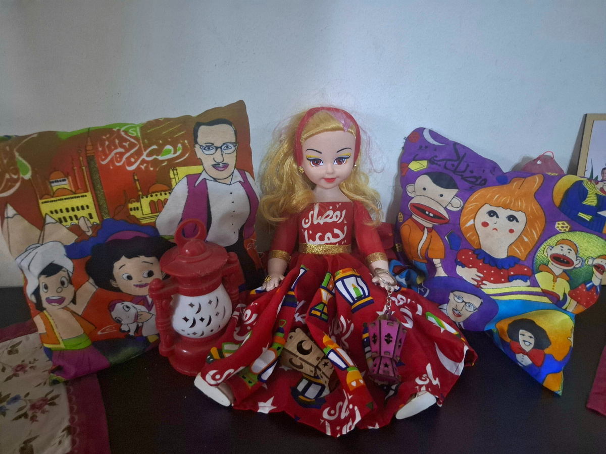 Вот такие у нас дома декорации на Рамадан. Куклу купила в этом году, фонарики и подушки с прошлых лет.