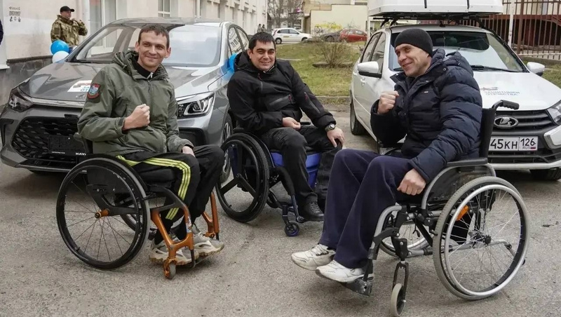    14 ветеранов получили личный автомобиль Фото: правительство СК