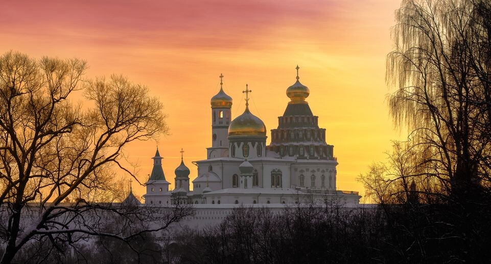    Закат у стен Воскресенского Ново-Иерусалимского ставропигиального монастыря в Истре / Медиасток.рф