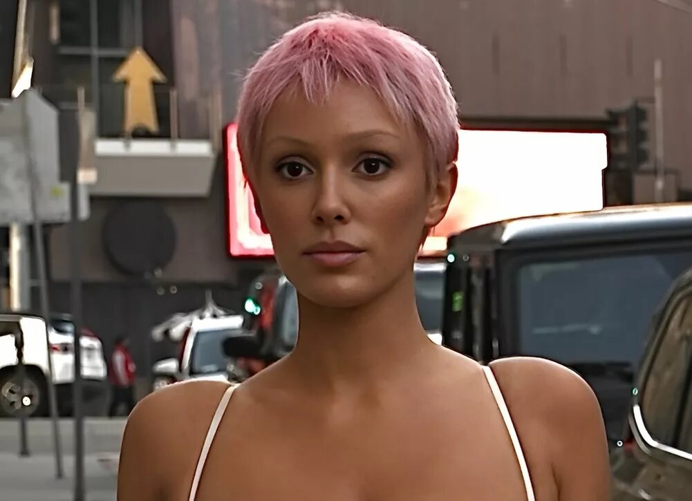    Сменившая прическу Бьянка Ценсори разгуливает по центру Лос-Анджелеса в бюстгальтере