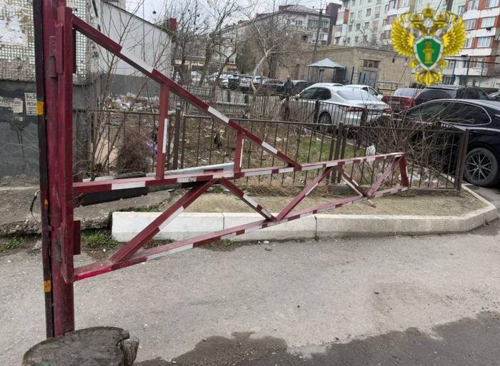 Место ЧП, где из окна упал ребёнок в Махачкале. Фото © Telegram / Прокуратура Республики Дагестан